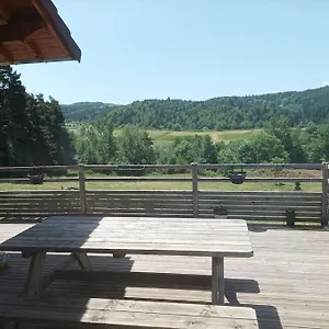 A La Campagne Dans Jolie Maison En Bois. Séjour chez l'habitant